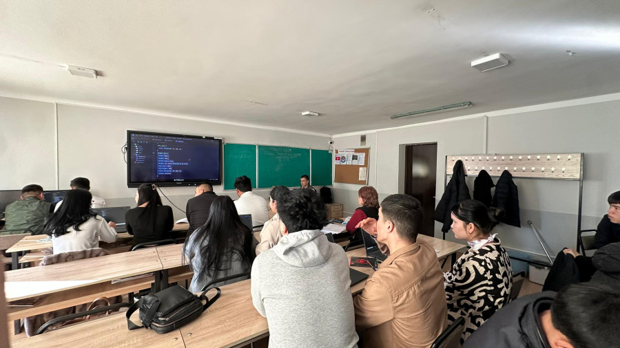 ЖУМУШ ОРДУНДА ОКУТУУНУН АЛКАГЫНДА HTML, CSS ЖАНА SHADCN UI ТЕХНОЛОГИЯЛАРЫ БОЮНЧА ПРАКТИКАЛЫК САБАК Ө...