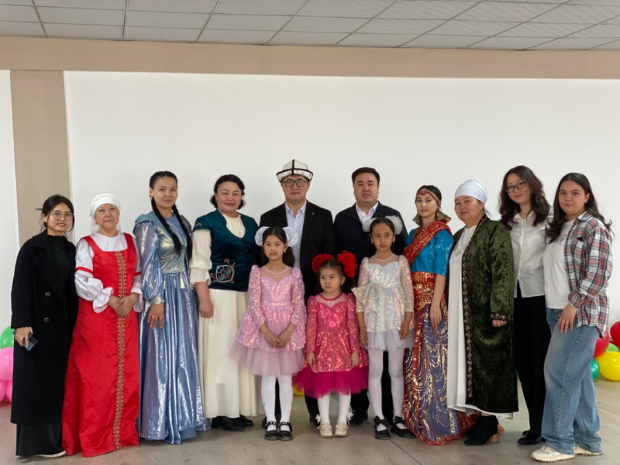 «Муундарды улаган үзүлбөс жип»: ЖАКта Эне тил күнүнө карата салтанаттуу иш-чара өттү