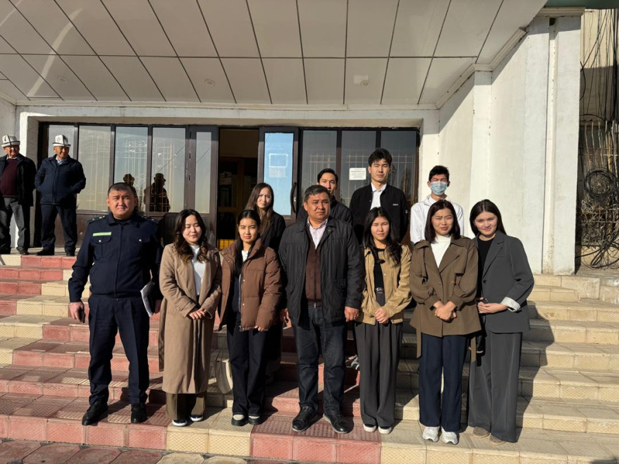 Келечектеги экономисттер Сузак райондук Мамлекеттик салык кызматында жумуш ордунда окутуудан өтүштү