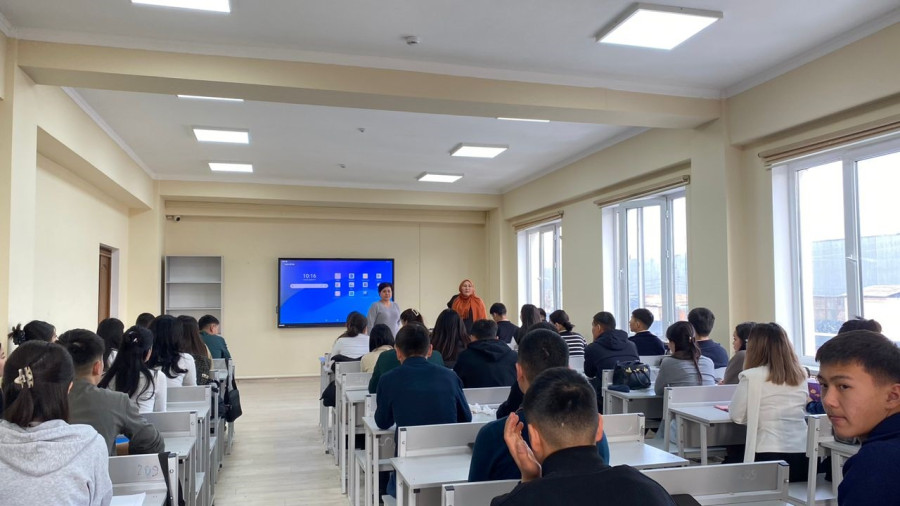 Экономика жана укук институтунда кышкы сессиянын жыйынттыктары талкууланды