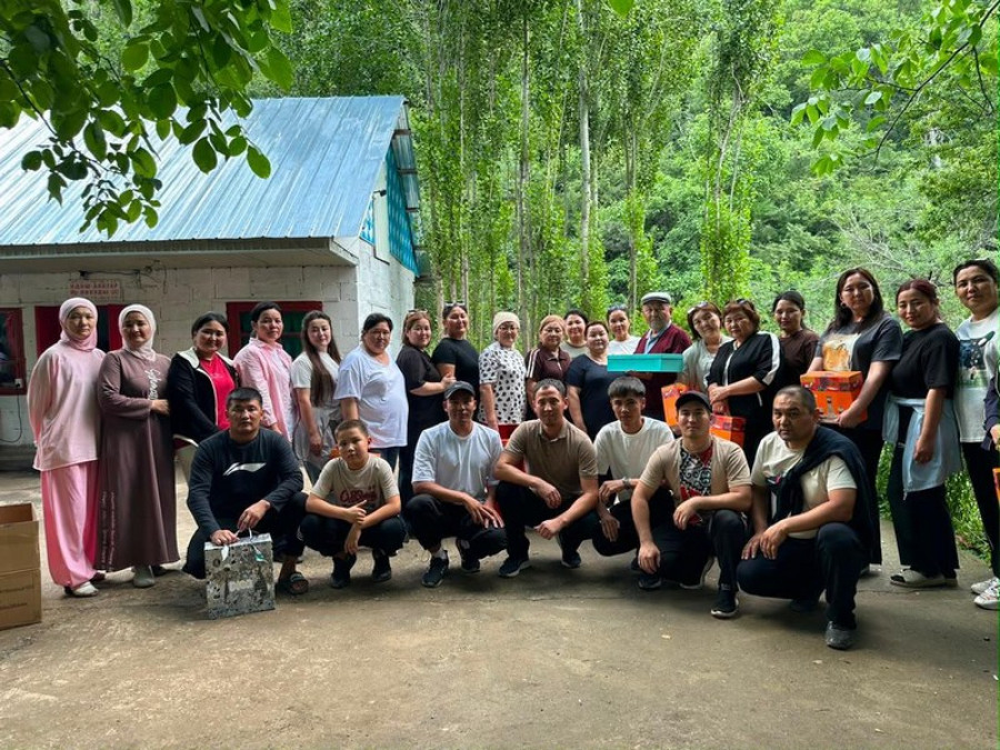Чет
тилдер колледжинин жамааты жаратылыш койнунда эс алды