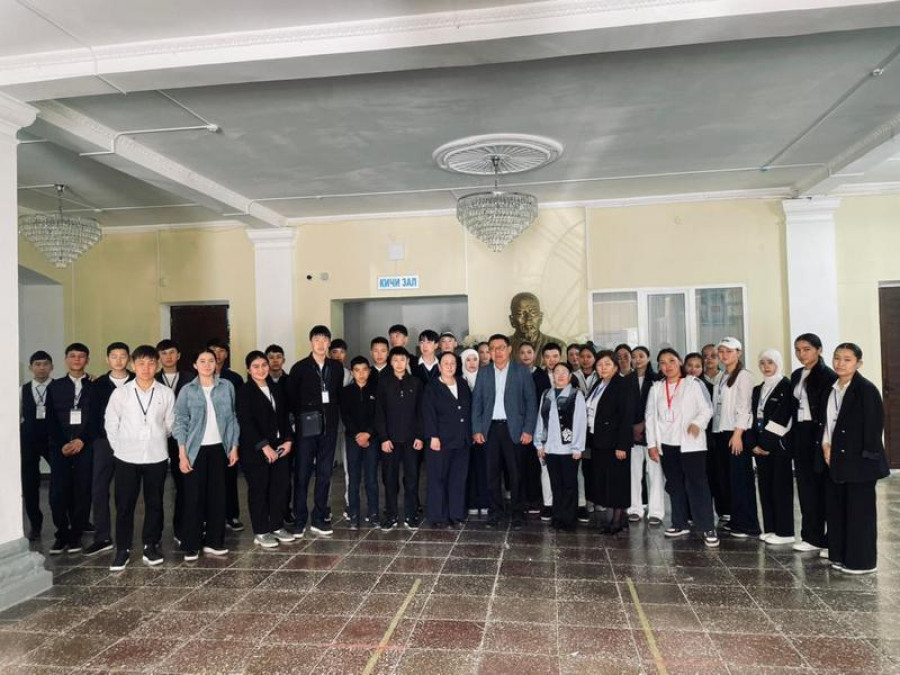 ЖАМУнун
Чет тилдер колледжинин студенттери Барпы атындагы кыргыз драма театрына
саякат  жасап кайтыш...