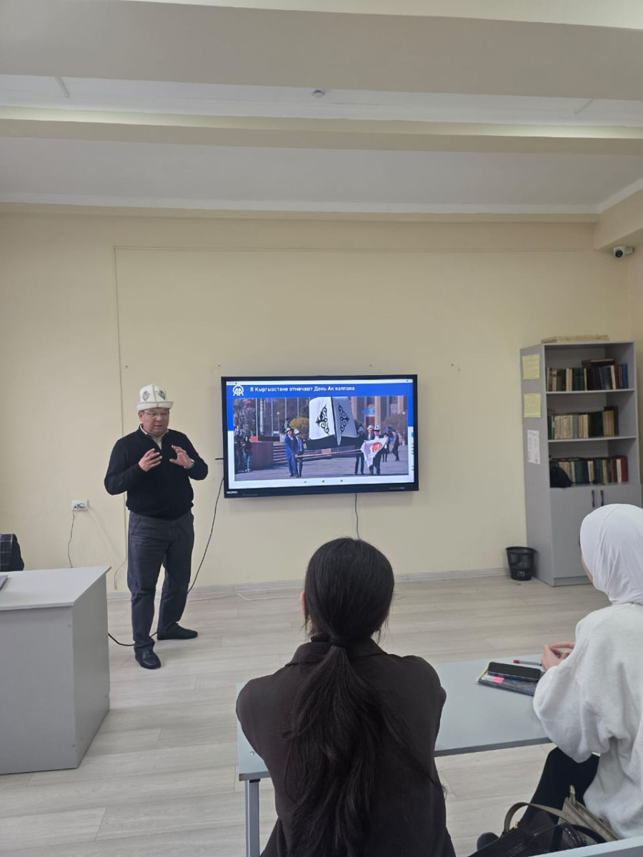 Ак калпак күнүнө арналган куратордук саат