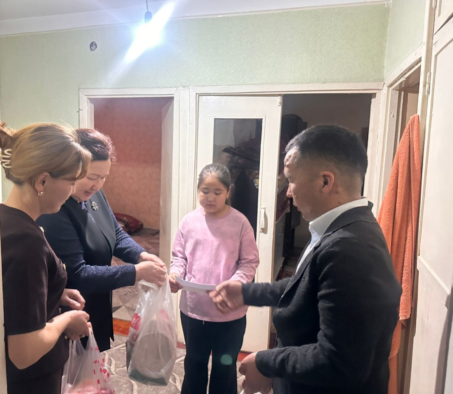 Филология институтунан Социалдык адилеттүүлүк айлыгынын алкагында үй-бүлөлөргө жардам көрсөтүү