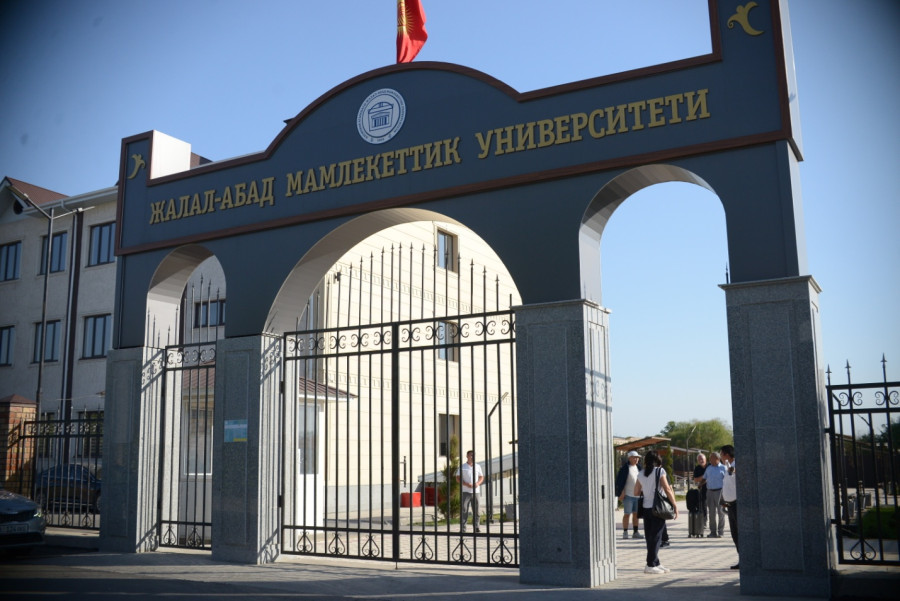 Манас шаарынын Р. Азимова-49 дарегиндеги административдик имаратынын коменданты - Жолдошев Абубакир Жолдошевич, телефон: (0322) 40525