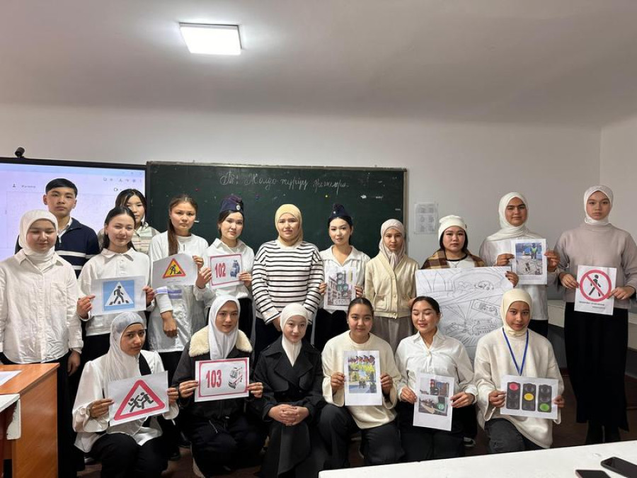 Чет тилдер колледжинде  жолдо жүрүү эрежелери деген темада куратордук
ачык сабак болуп өттү.