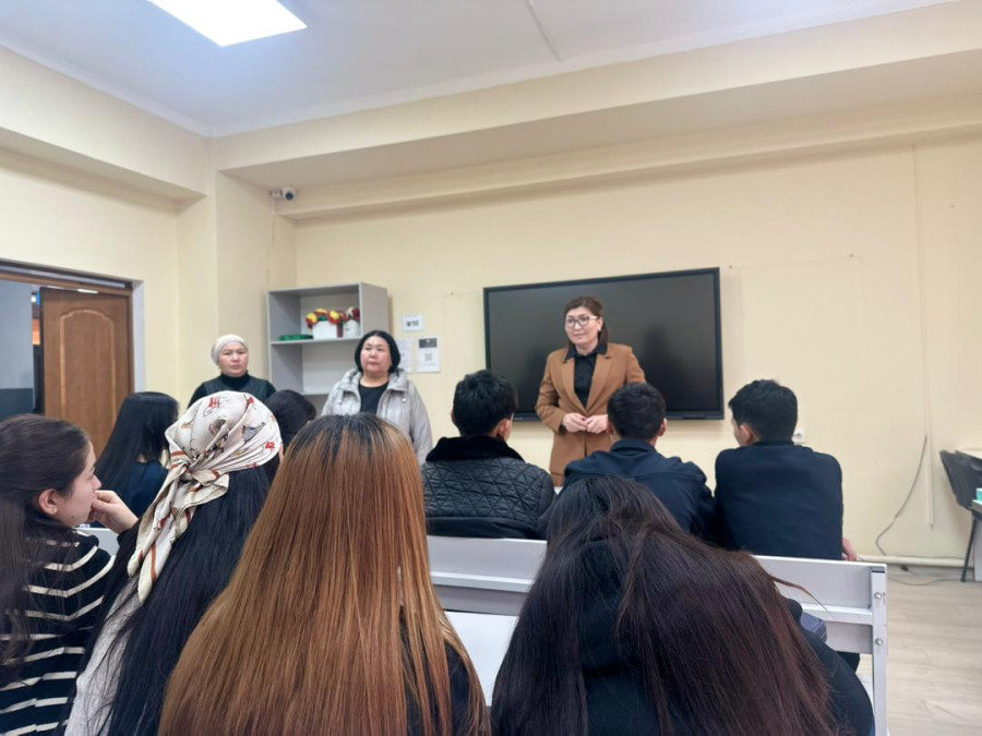 Meeting with Second-Year Students Held at the College of Economics and Law