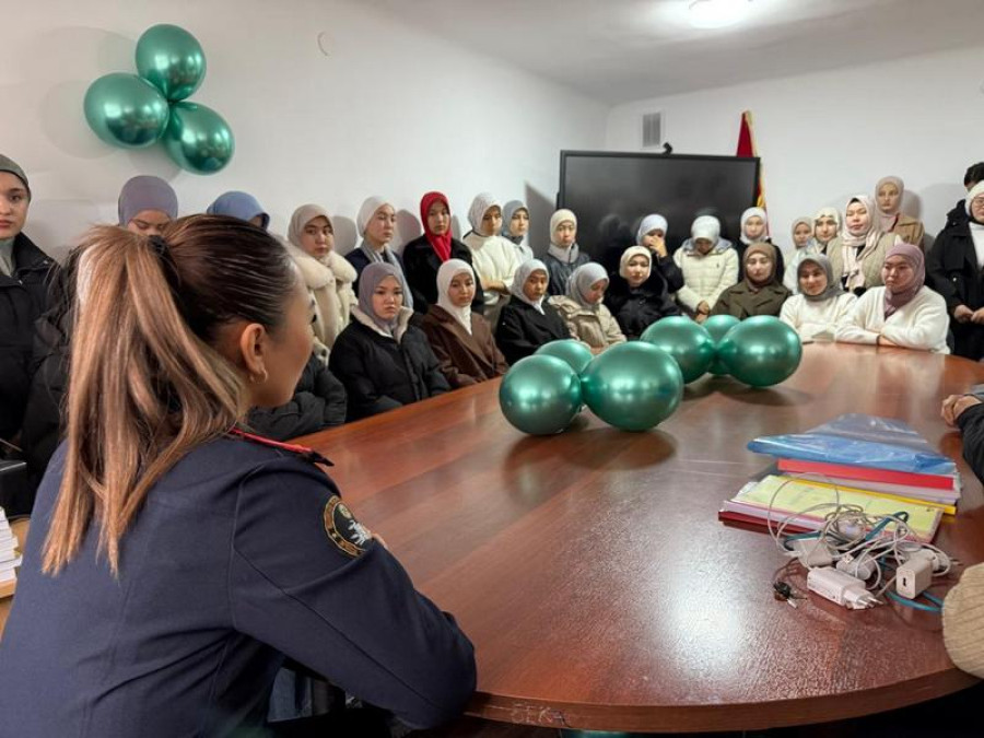 Педагогикалык колледжде жыйналыш болуп өттү.