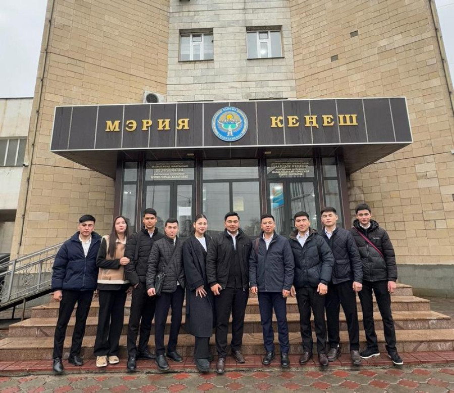 ЖАМУНУН ЖАШТАРЫ МЭР МЕНЕН ЖОЛУГУШТУ