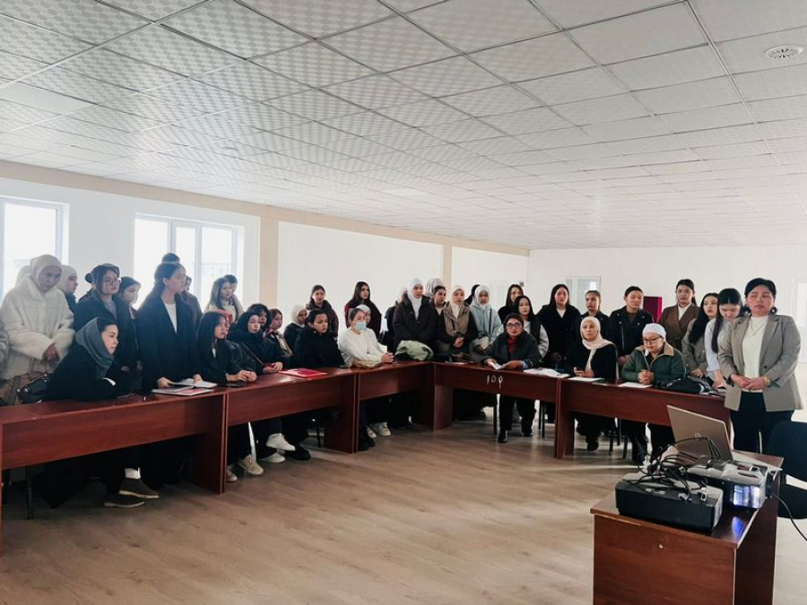 Чет тилдер колледжинде окуу практикасынын жыйынтыктоо конференциясы