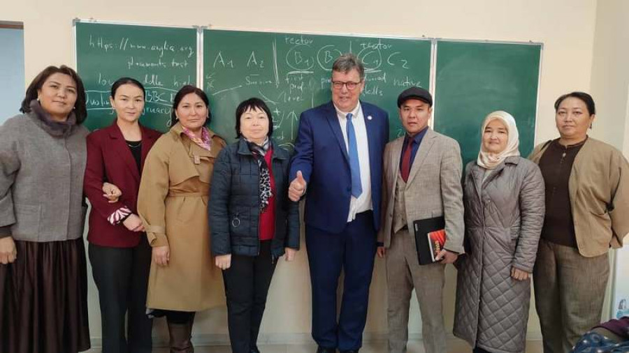 Чет-тилдер колледжи жана чет элдик конок.