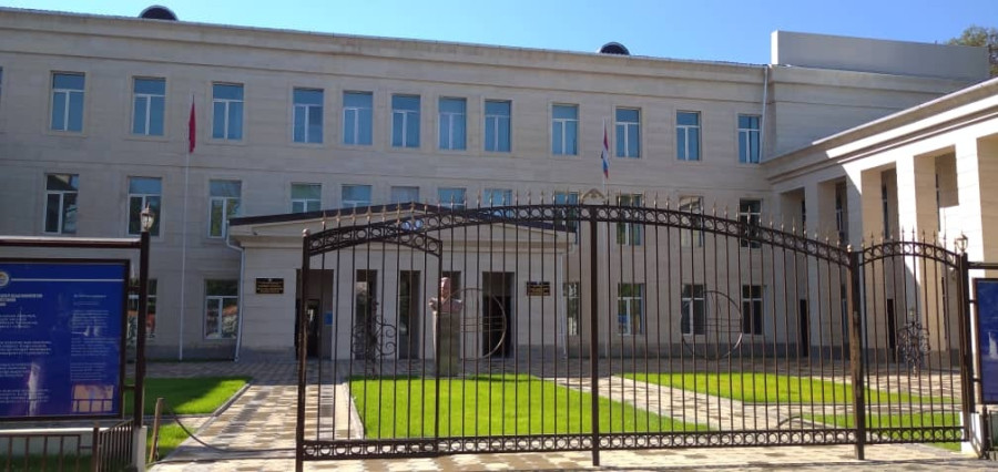 Манас шаарынын Т. Байзакова-25 дарегиндеги Инновациялык мектептин коменданты - Парманкулов Султан Давлятбаевич, телефон: (0322) 50267