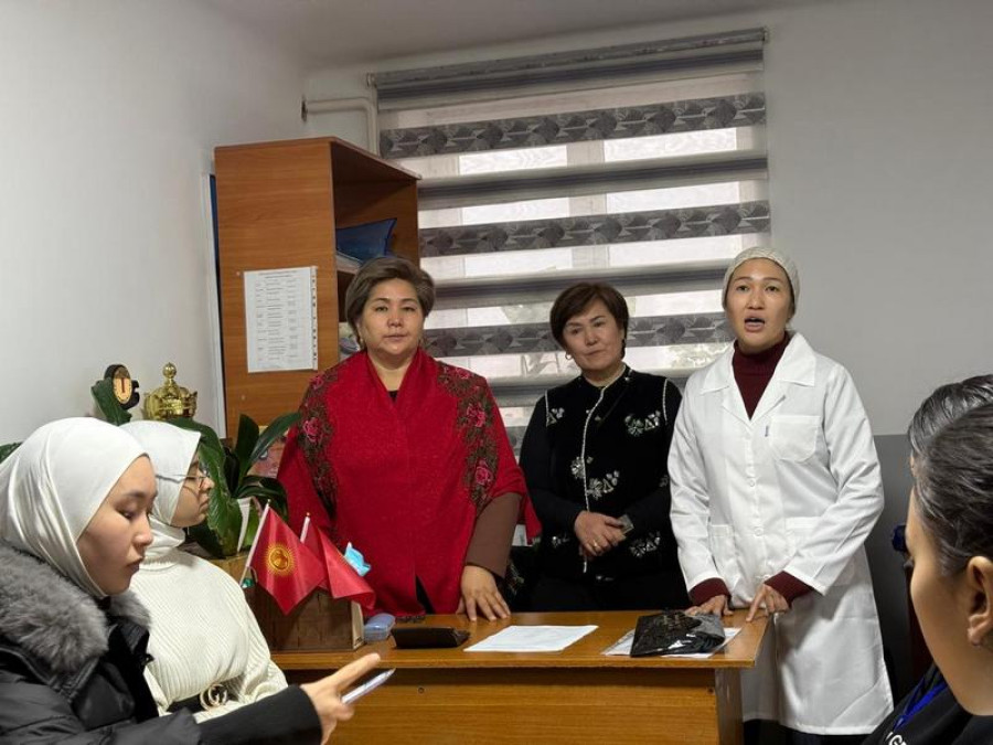 Педагогикалык колледжинде окуу жайдын
медициналык пунктунун кызматкерлери менен жолугушуу уюштурулду