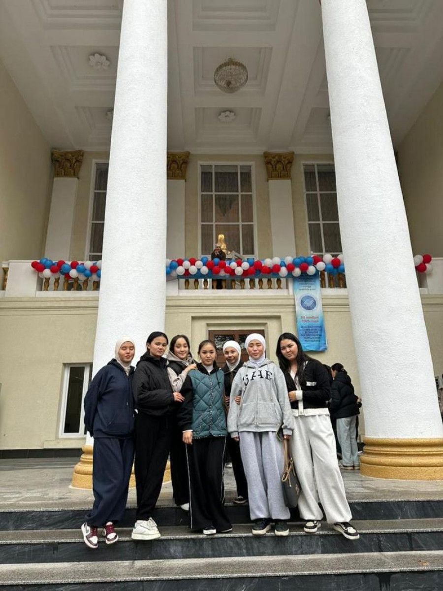 Педагогикалык 
колледждин студенттери  Барпы
атындагы Жалал-Абад облустук кыргыз драма театрына  “Ме...