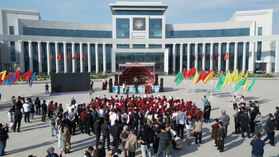 СТУДЕНТТЕР ДА МАНАС АЙТЫП, ЭЛДИН РУХУН КӨТӨРДҮ. 