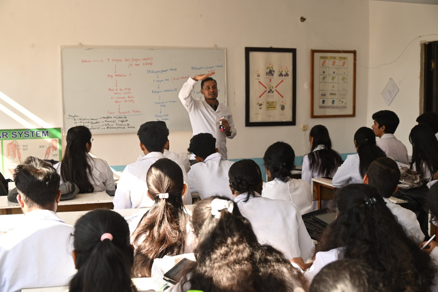 Жалал-Абад мамлекеттик университетинин Медициналык институтунда сабактар өзгөчө ыкмалар менен өтүүдө...