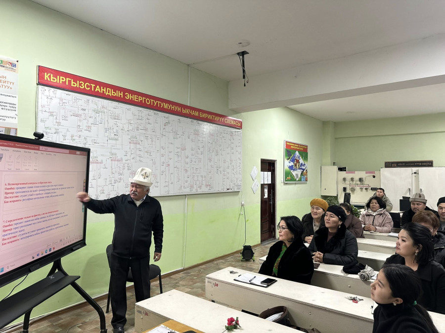 Агрардык-техникалык институтунун окутуучулары кадрларды кайра даярдоо курсунда окуп жатышат. 