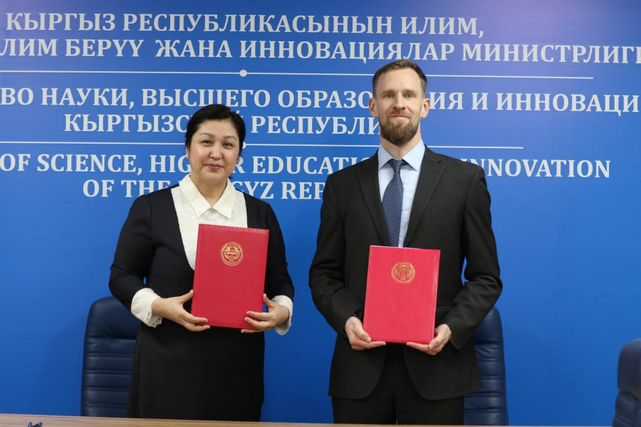 Министр Гульзат Исаматова GIZдин өкүлү Удо Фолькерс  менен кызматташтык жөнүндө Меморандумга кол кою...