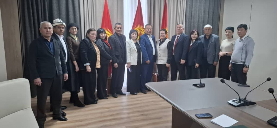 Жалал-Абад
колледжинин тарых окутуучулары  «Кыргыз жараны» концепциясын таанытуу боюнча
тренинге
кат...