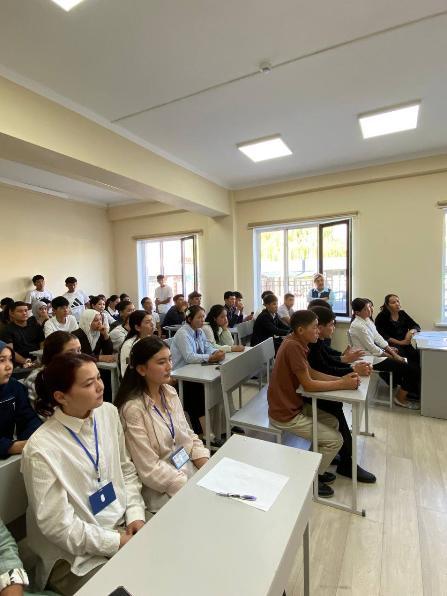 Director of College of Economics and Law Held a Meeting with Students