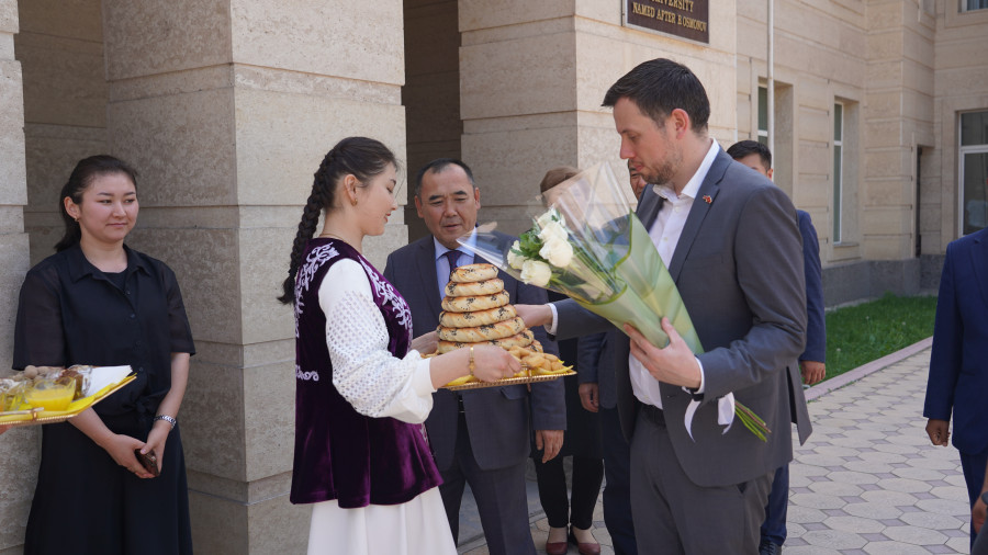 Улуу Британиянын Кыргызстандагы элчиси Николас Боулер ЖАМУда