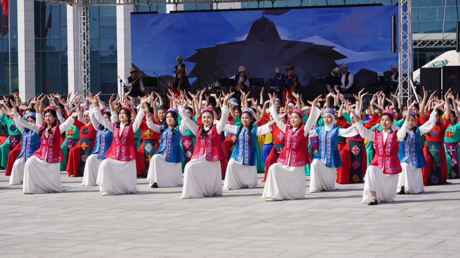 Нооруз майрамынын көркүн ачкан ЖАМУнун жаштары