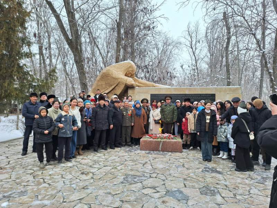 ТОРЖЕСТВЕННОЕ ВОЗЛОЖЕНИЕ ВЕНКОВ ГЕРОЯМ 