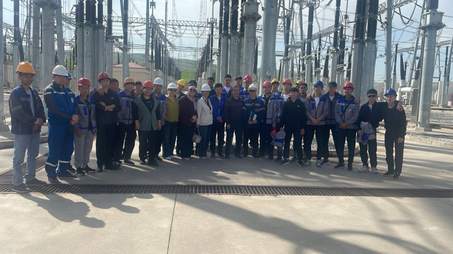 Студенты Жалал-Абадского колледжа на подстанции «Датка 500/220/35 кВ»
