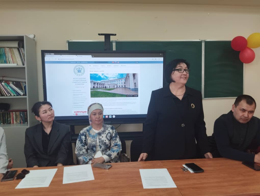 Лингвистика адистигинин бүтүрүүчүлөрү менен жолугушуу конференциясы