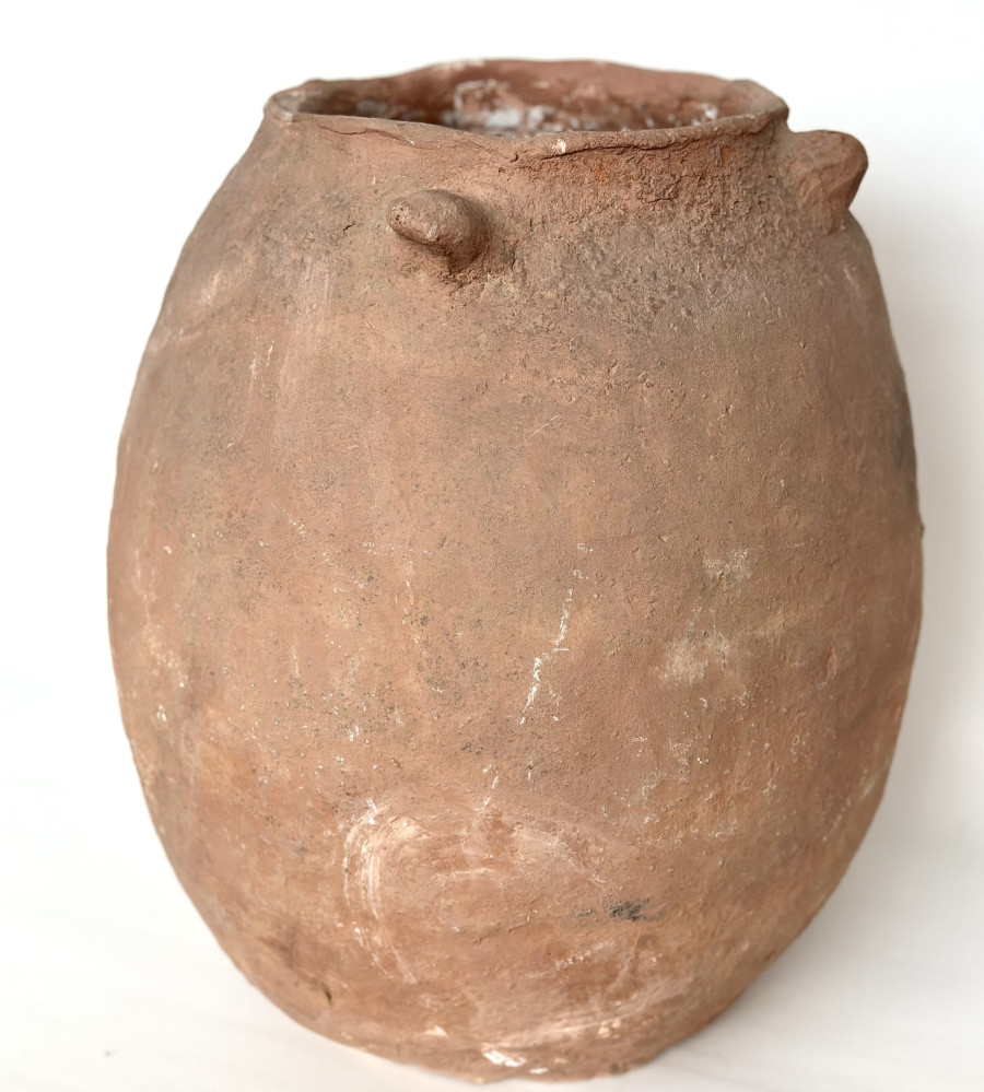 A jar
for storing food supplies. Handmade ceramics. (XIV-XII BC)