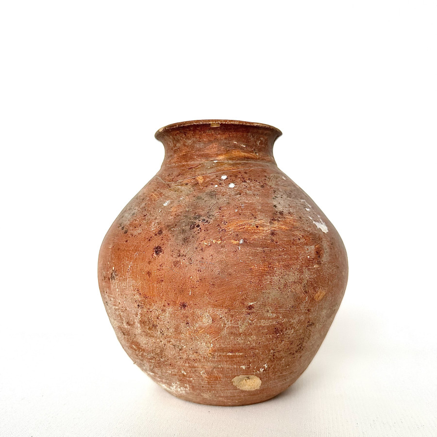 Medium sized jar with red engobe. The ceramics are made on a potter's wheel with polishing. (II BC-IV AD)