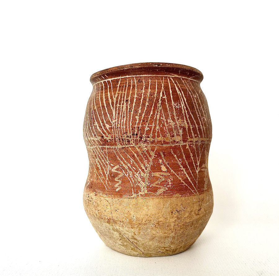 Decanter. The vessel is made on a potter's wheel with red engobe. It also has
scratched ornaments. (IV-VI AD)