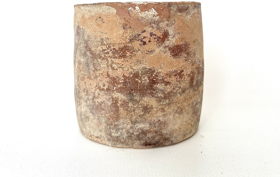 Medium
sized jar, with
red engobe, handmade ceramics. (II-IV AD)