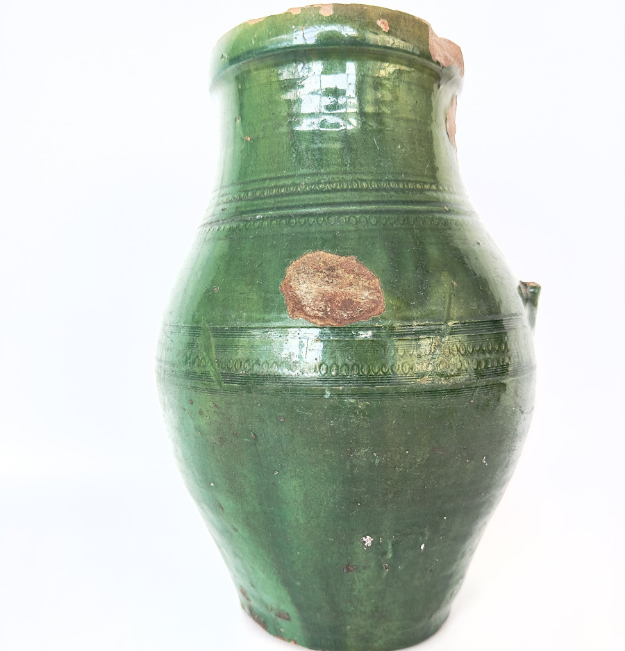 Jar. Glazed ceramics are made on a potter's wheel. (XIV-XV AD)