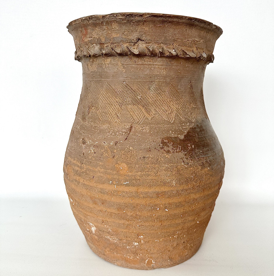 Jar. (Korchaga)The
vessel was made on a pottery wheel. The shoulder vessels partially show traces
of cinnamon engobe. The lower part of the neck of the vessel is decorated with
zigzag-shaped lines. The upper part of the neck is decorated with a wave-shaped
absurdity. The corolla vessels are straight and have a wide throat. (XIV-XV AD)