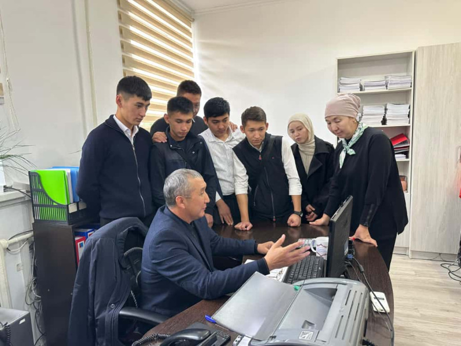 Экономика жана укук колледжинде жумуш ордуна окутуу ийгиликтүү жүргүзүлүүдө