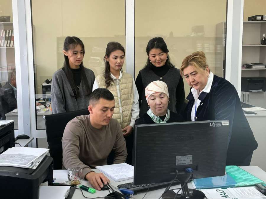 Экономика жана укук колледжинде жумуш ордуна окутуу ийгиликтүү уланууда