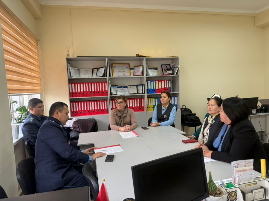 Экономика жана укук колледжинде иш берүүчүлөр менен жолугушуу