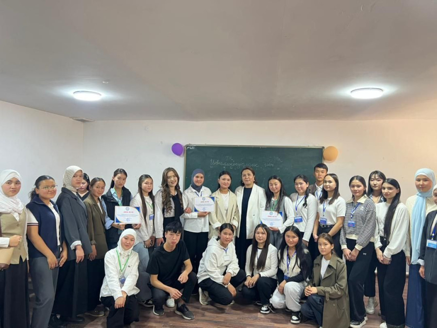 Чет тилдер колледжинде студенттер үчүн интеллектуалдык оюн болуп өттү