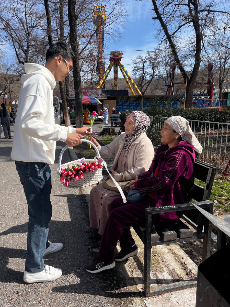 Шаарга жазгы белек: ЖАМУ жана «Евразия» АКУ Манас шаарынын айымдарын куттукташты 