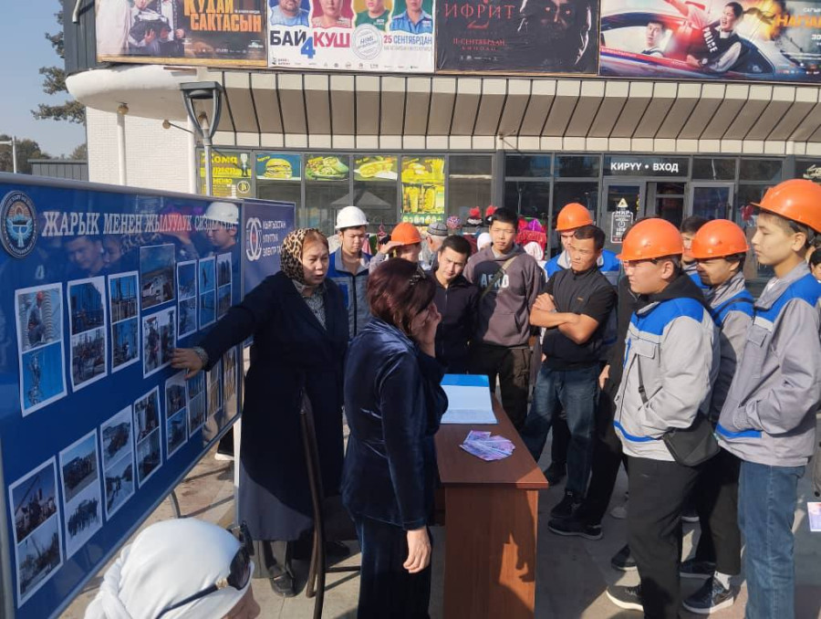 Бүтүрүүчү студенттер "Бош орундар жарманкеси - 2025" иш-чарасына катышты