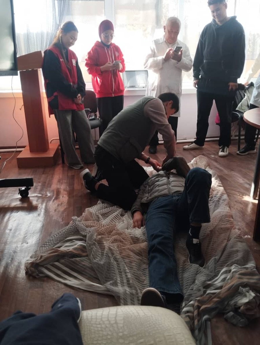 Алгачкы медициналык жардам көрсөтүү боюнча практикалык иш-чара.