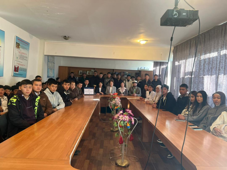 "Жетекчи менен 1 саат" аталышындагы иш-чара Агрардык-техникалык институтунда болуп өттү