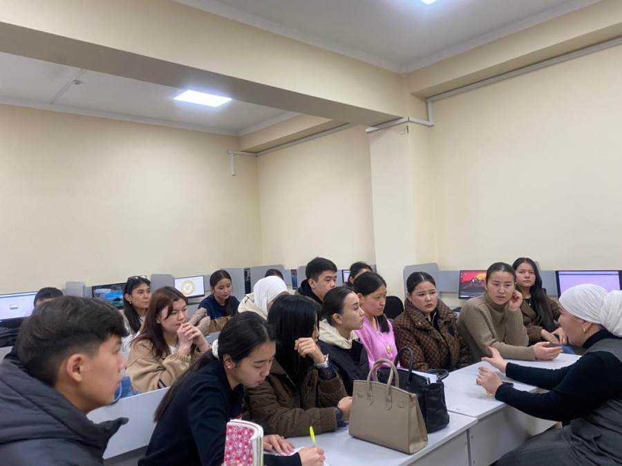 A student meeting was held at the College of Economics and Law.