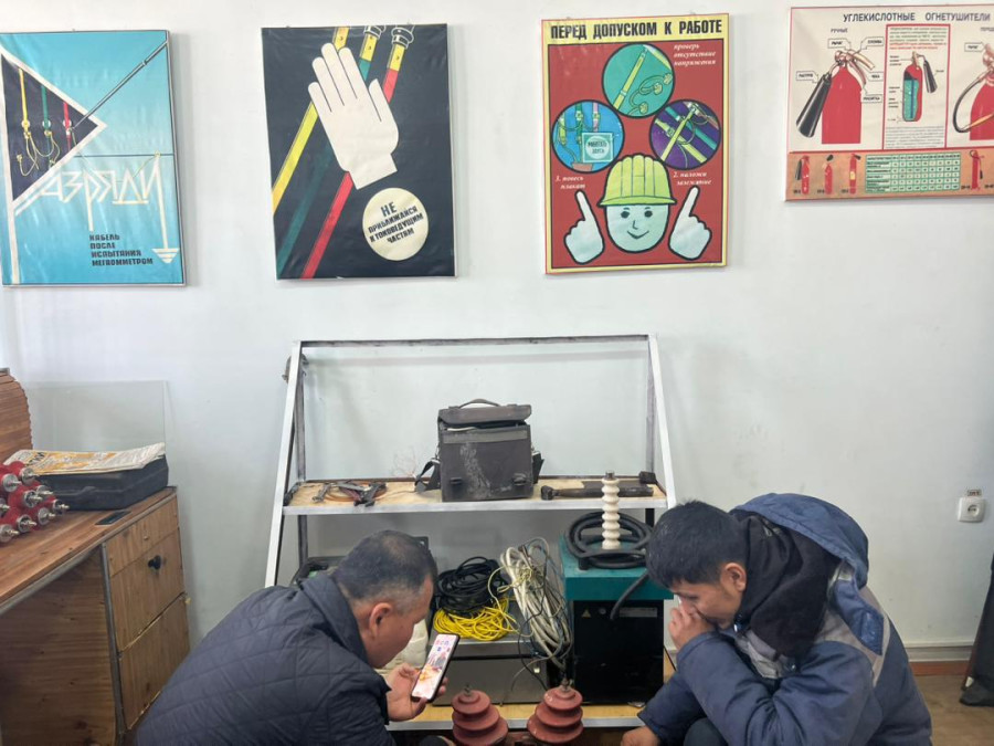 Электроэнергетика жана механика кафедрасынын ЭС-1-25 тайпасы студенттерин жумуш ордунда окутуу