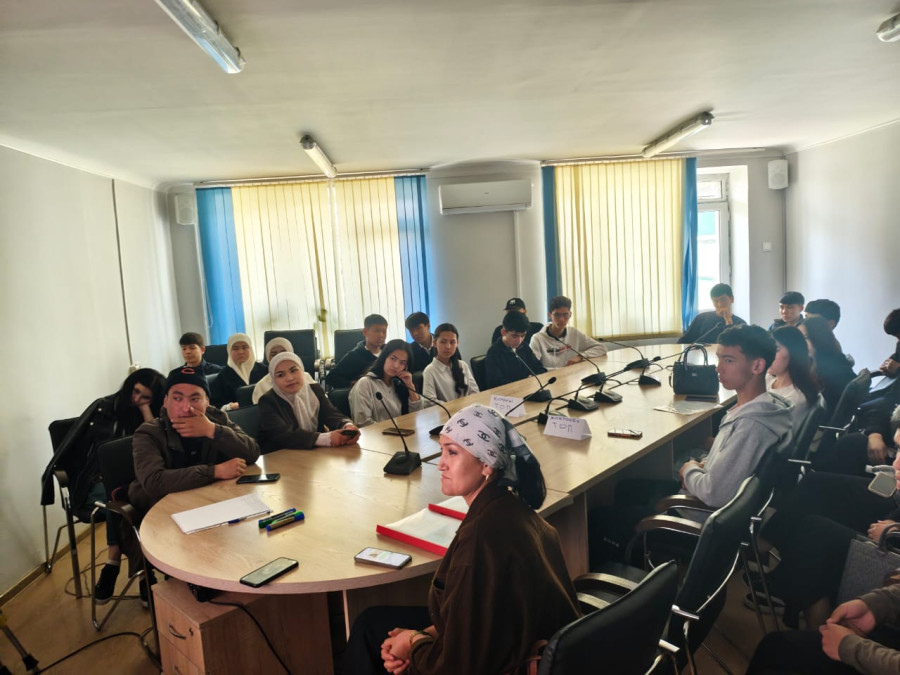 В Джалал-Абадском колледже прошел дебат  на тему «Стиль руководства и опыт Ишеналы Айдарбекова в сфе...
