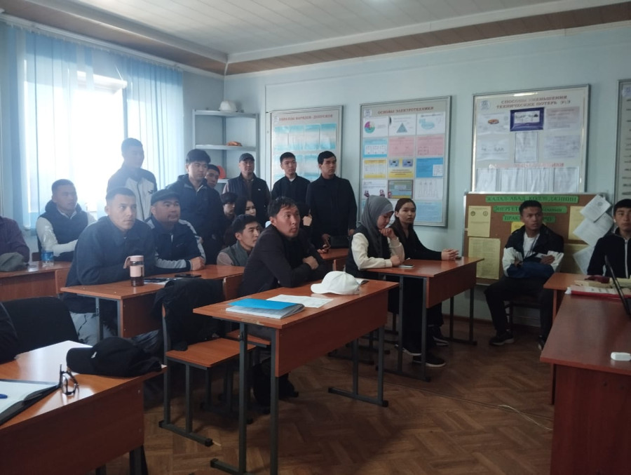 Жумуш ордунда окутуу: ишкананын окуу бөлүмүндөгү окутуу процесси менен таанышуу