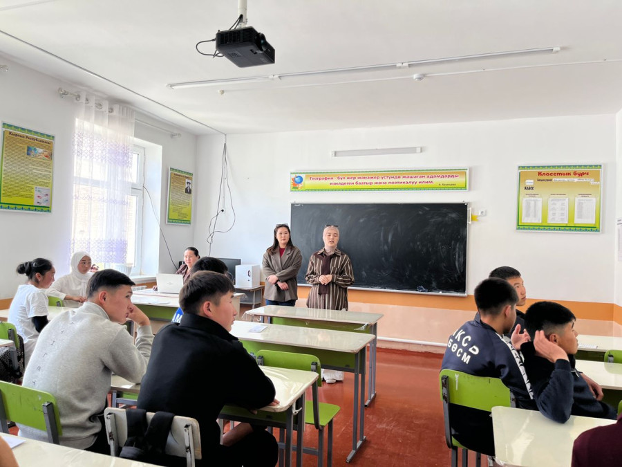  Аксы районундагы мектептерге ЖАМУга окууга тапшыруудагы артыкчылыктар боюнча маалымат берилди