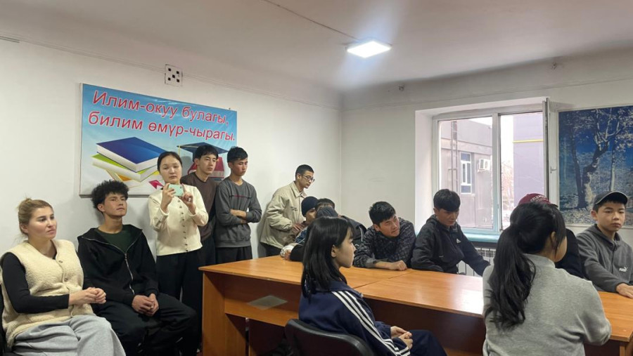 Жалал-Абад колледжинин жатаканасында студенттер менен жолугушуу өткөрүлдү