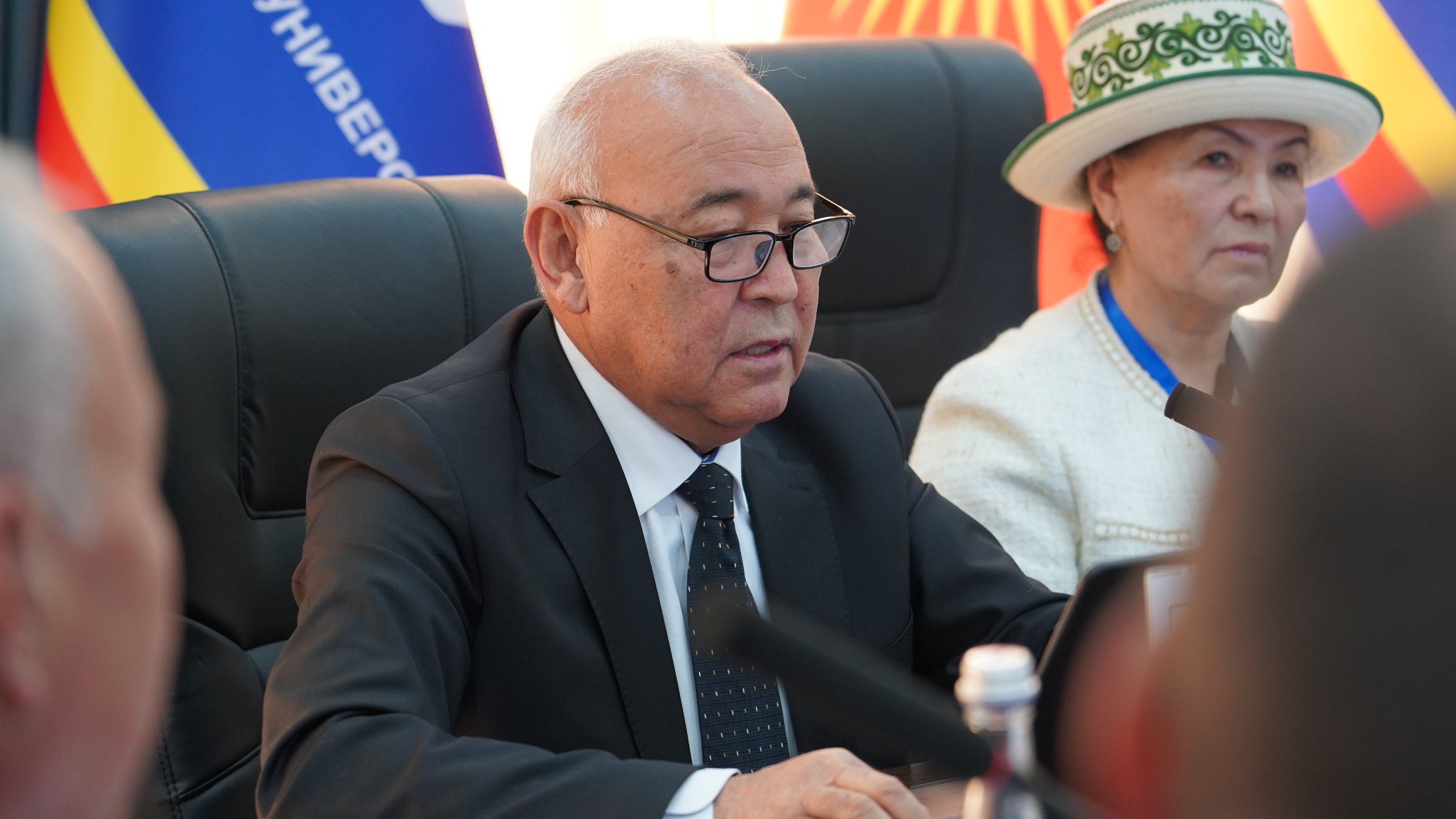 photo_5260324843356360721_w